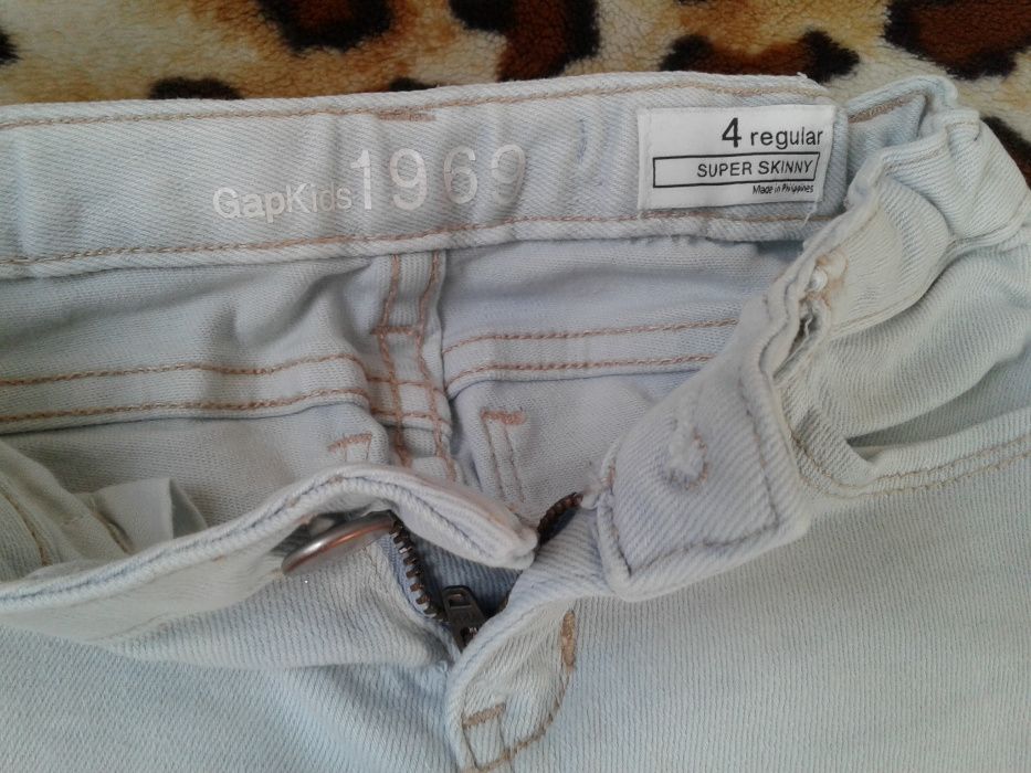 Gap шикарный светло-голубой джинсовый костюм девочке 4-6лет