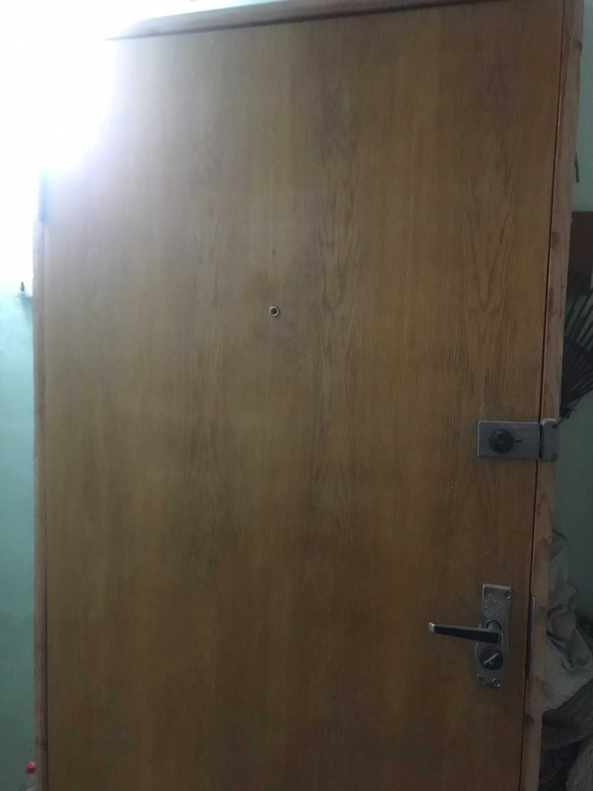 Дверь деревянная входная б/у