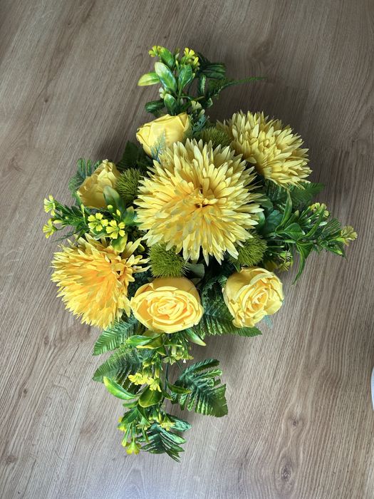 Stroik kwiatowy z chryzantemami