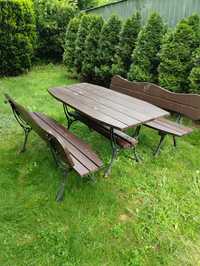 Meble ogrodowe stół i dwie ławki .