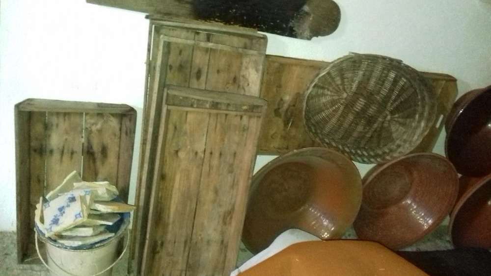 alguidaes antigos tabuleiros em madeira e cestos