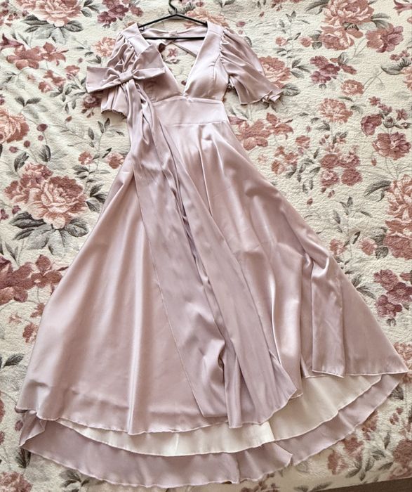 Suknia wieczorowa w kolorze pudrowym