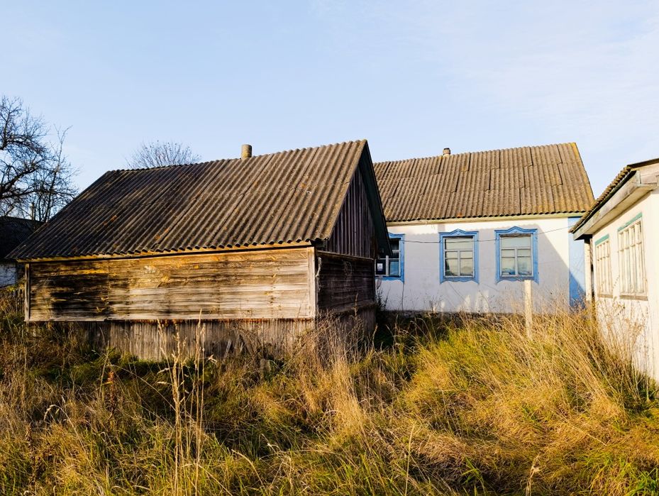 Продається будинок у сільській місцевості.