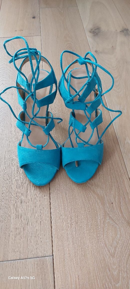 Niebieskie wiązane sandały szpilki Vices rozmiar 40