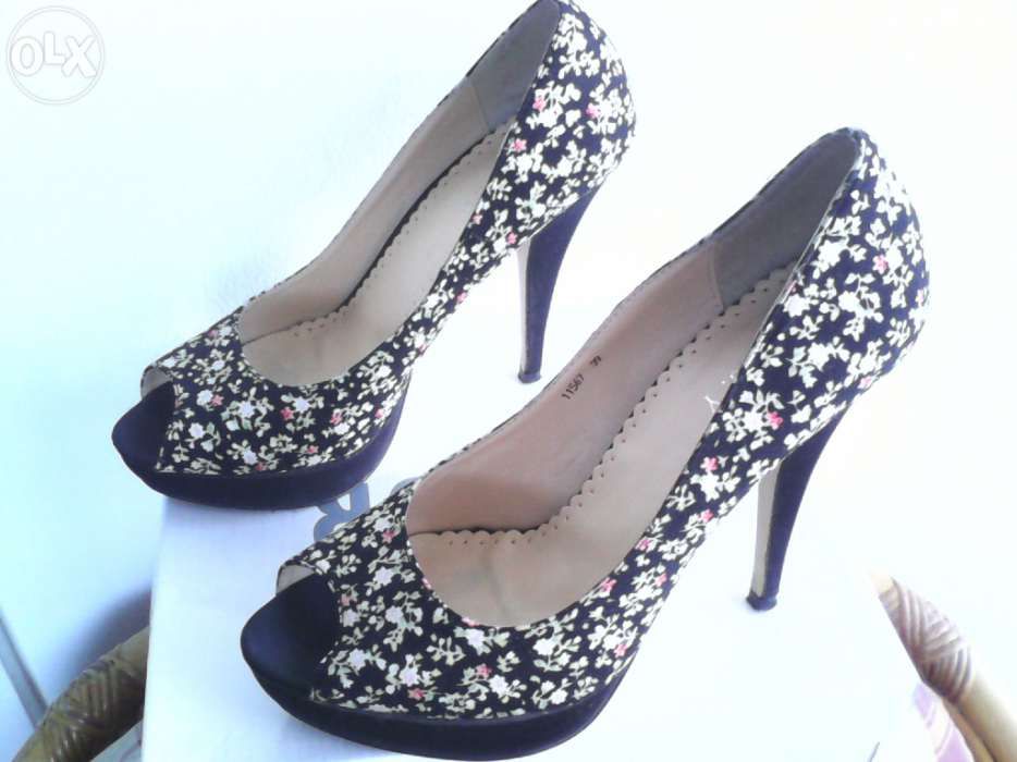 Sapatos flores, peep toe - Tamanho 39