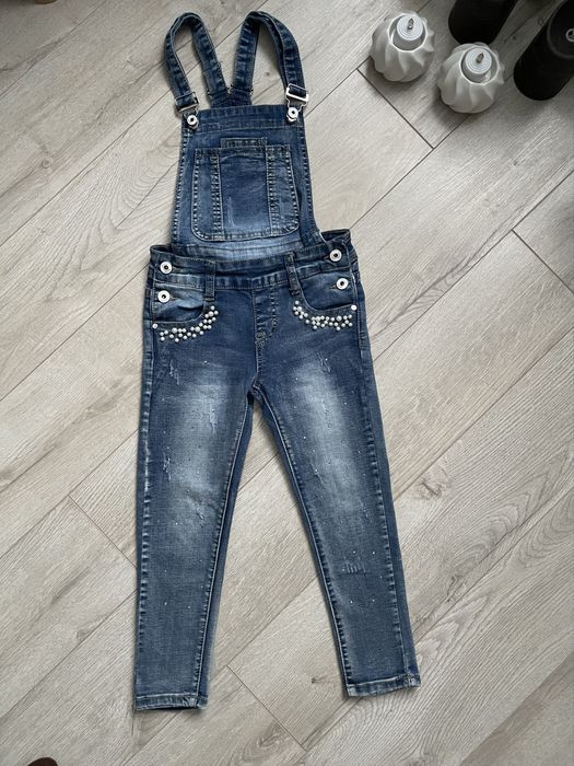 Джинсовий комбінезон на дівчинку