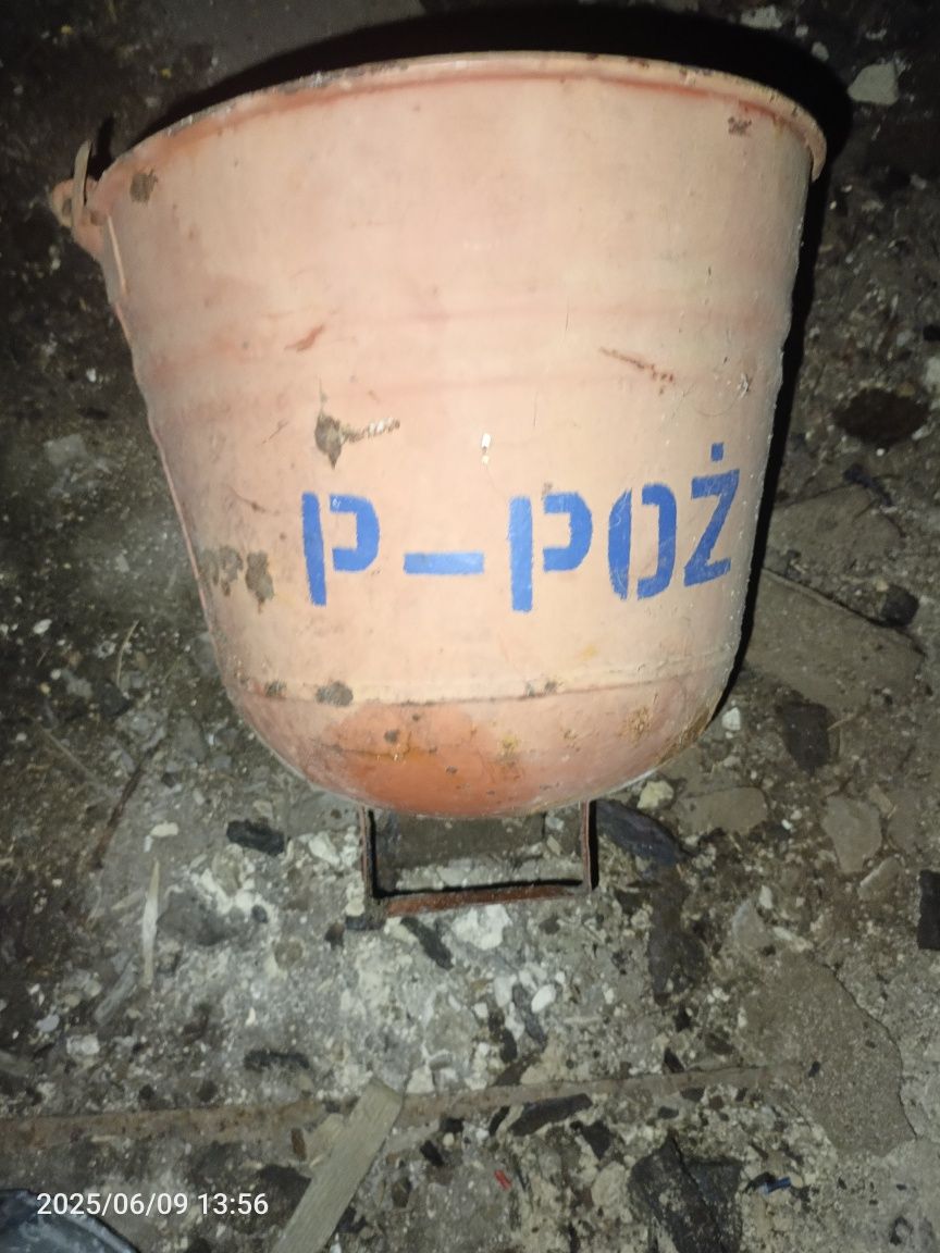 Wiadro P-POŻ uszkodzone