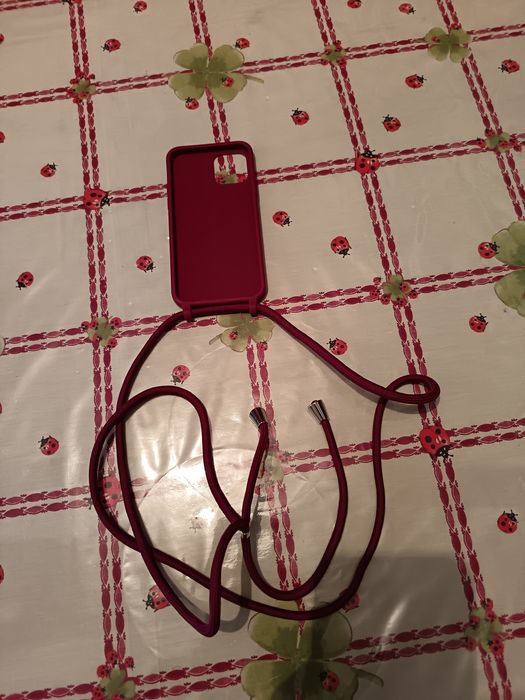Capa iPhone 12 vermelho escuro com cordão  ( Portes grátis)