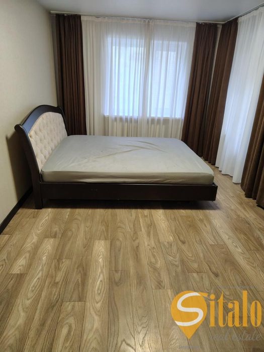 Продам двокімнатну з ремонтом та меблями, космос (020)