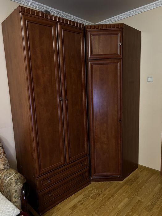 Шафа кутова (на полички та вішаки).