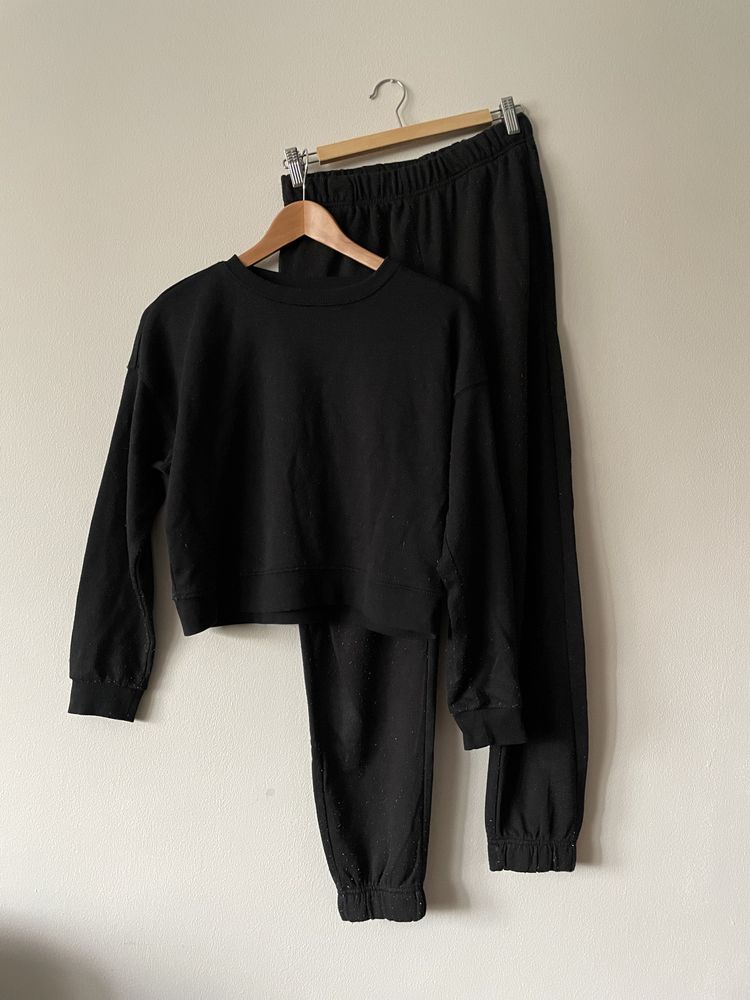 Czarny dres damski Sinsay rozmiar M joggery + bluza crop top