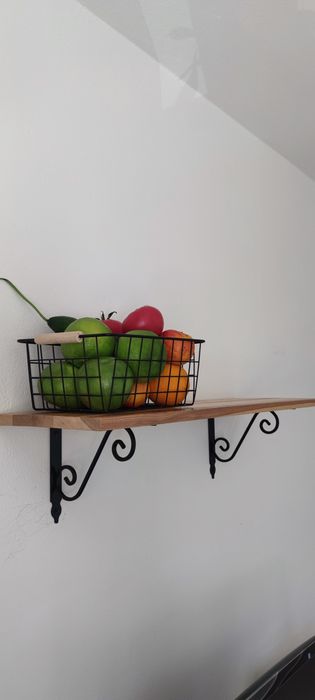 Półka drewniana, metalowe wsporniki