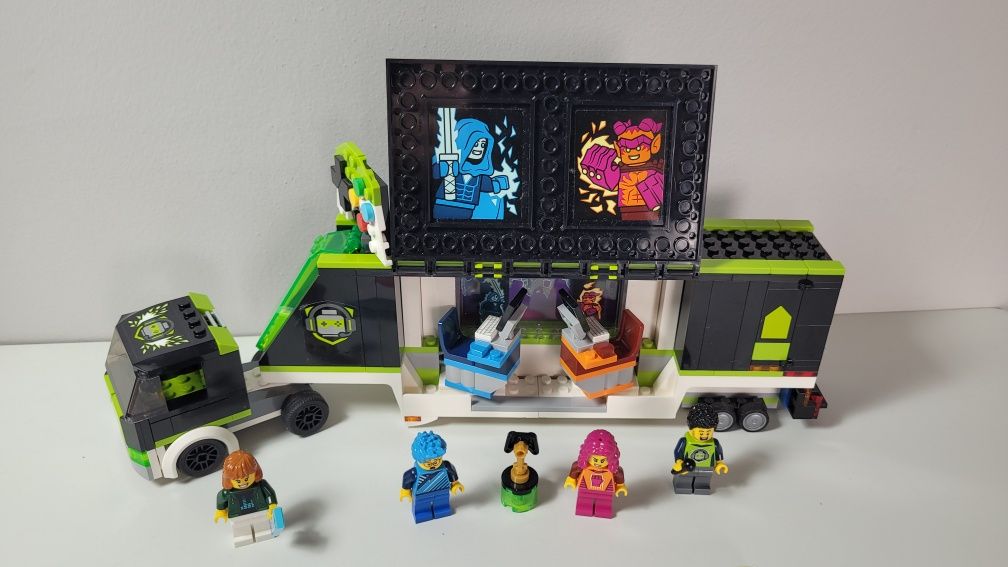 Klocki lego City 60388 Ciężarówka na turniej gier.