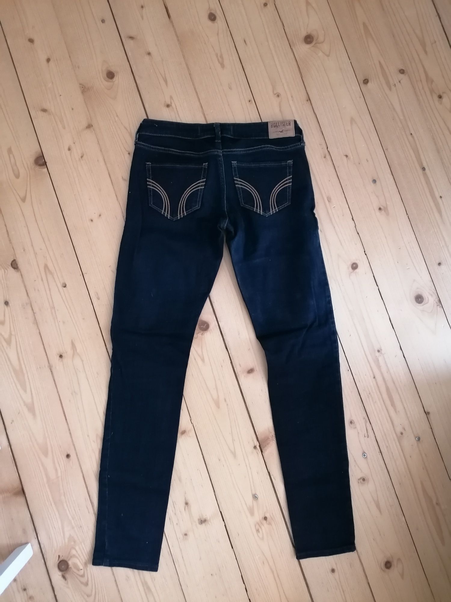 Granatowe jeansy Hollister