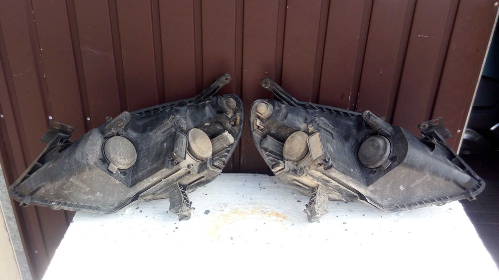 Opel Zafira B Lampa prawa lewa przód przednia