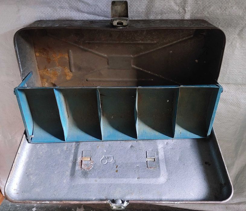 Ящик металлический для инструментов.