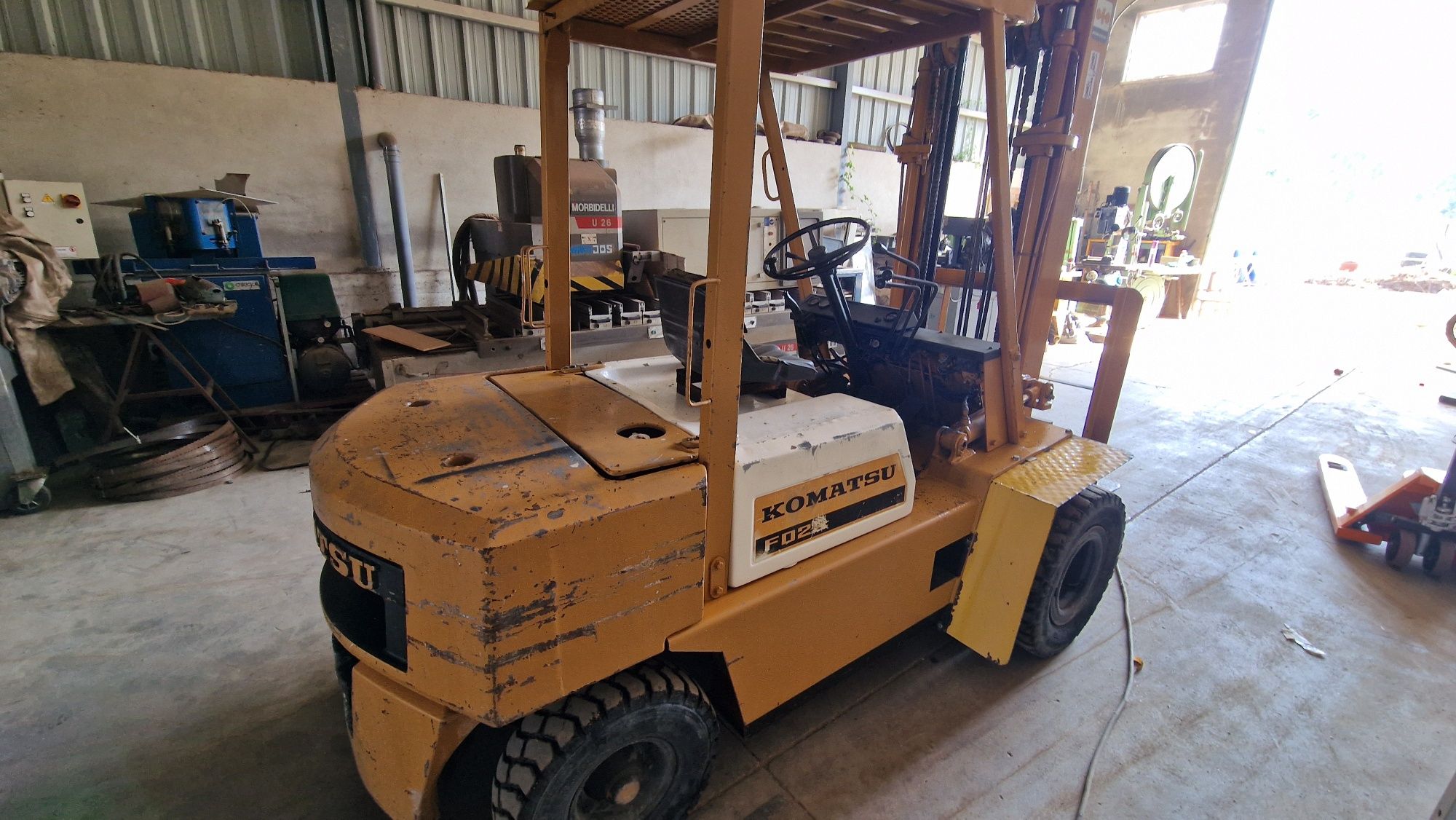 Empilhadores komatsu 2.5 kl deslocamento lateral em bom estado