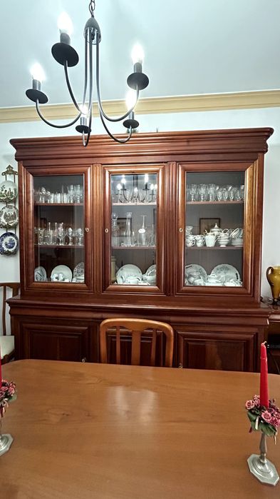 Grande Cristaleira em Cerejeira (aproximadamente. 200x30x200A cm)