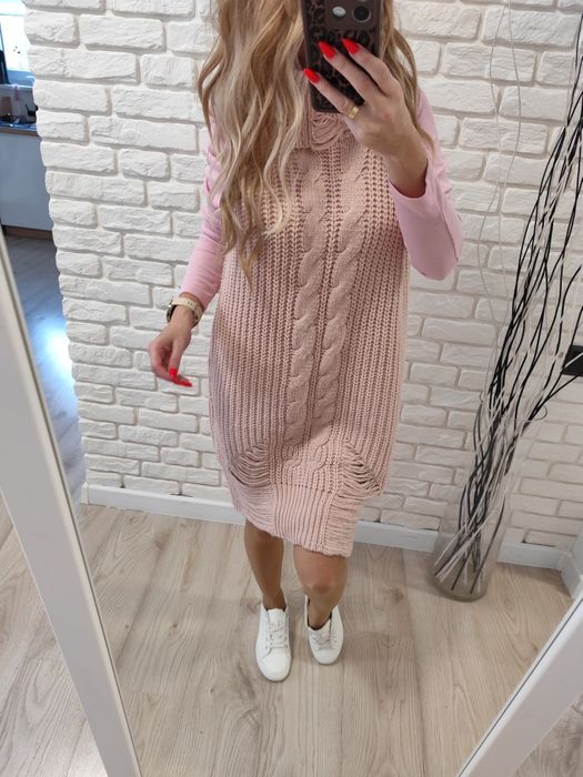 Różowa sukienka sweterkowa