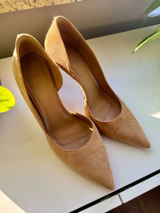 BOSS szpilki Janet Pump kamelowy brązowy zamsz rozm.41