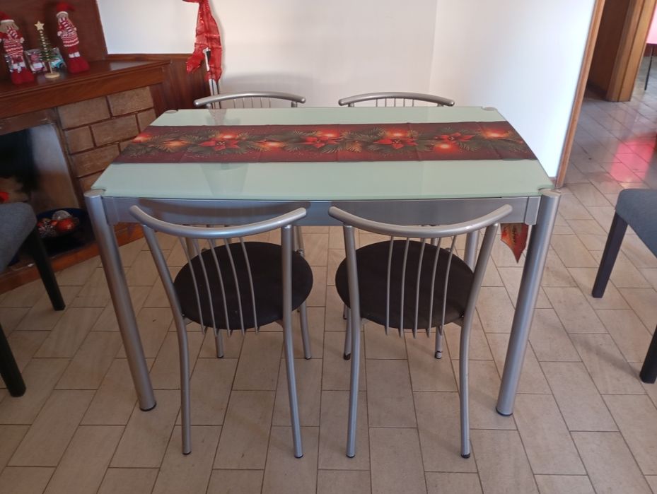 Mesa de cozinha em vidro + 4 cadeiras cinzentas – Moderna e elegante!