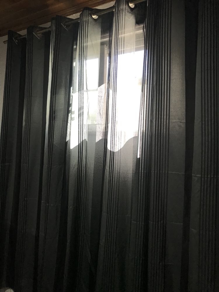 Vendo cortina preta e cinzenta
