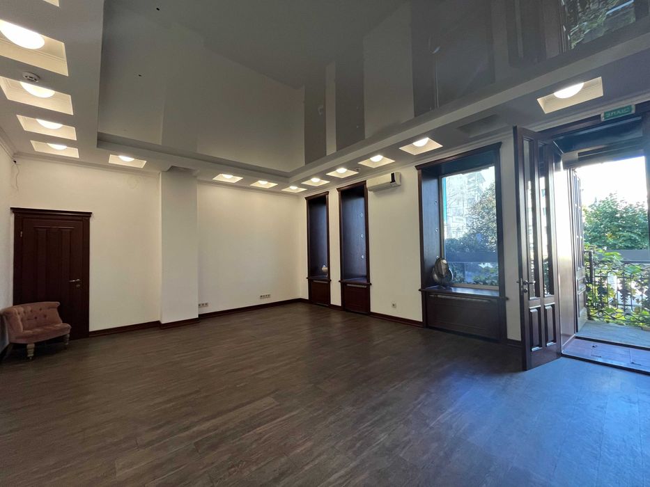 Оренда ФАСАДНОГО  приміщення 140 м., окремий вхід, Саксаганського13/42