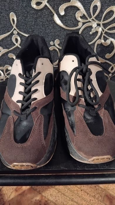 Женские кроссовки и ботфорды