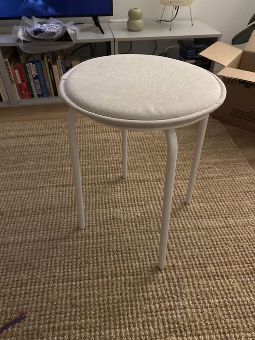 2 bancos ikea brancos com almofada