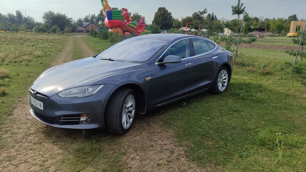 Tesla model S P85