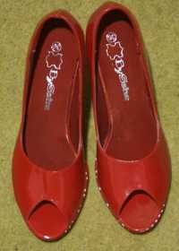 Sapatos vermelhos de tacão