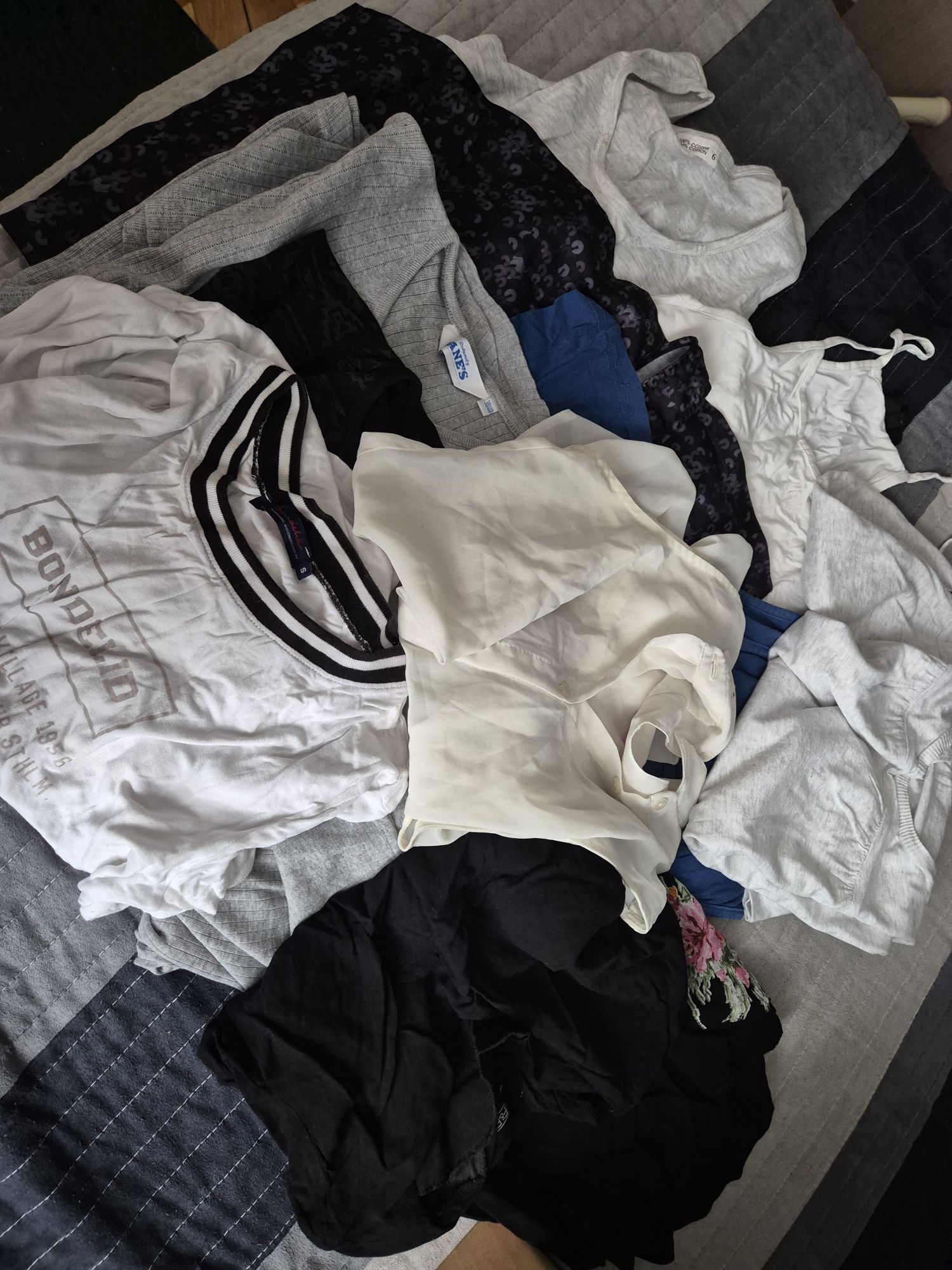 Karton koszulek, crop topy