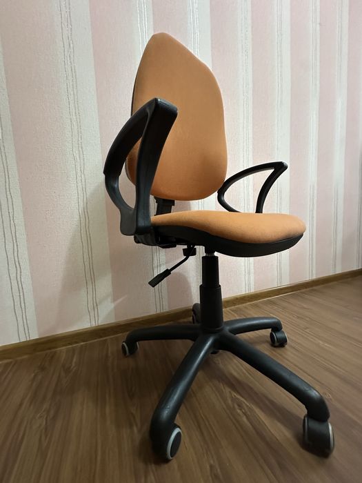 Крісло офісне на колесах, кресло, стул на колесах