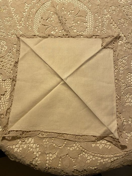 Toalha de mesa de linho bordado da Madeira com 12 guandanapos