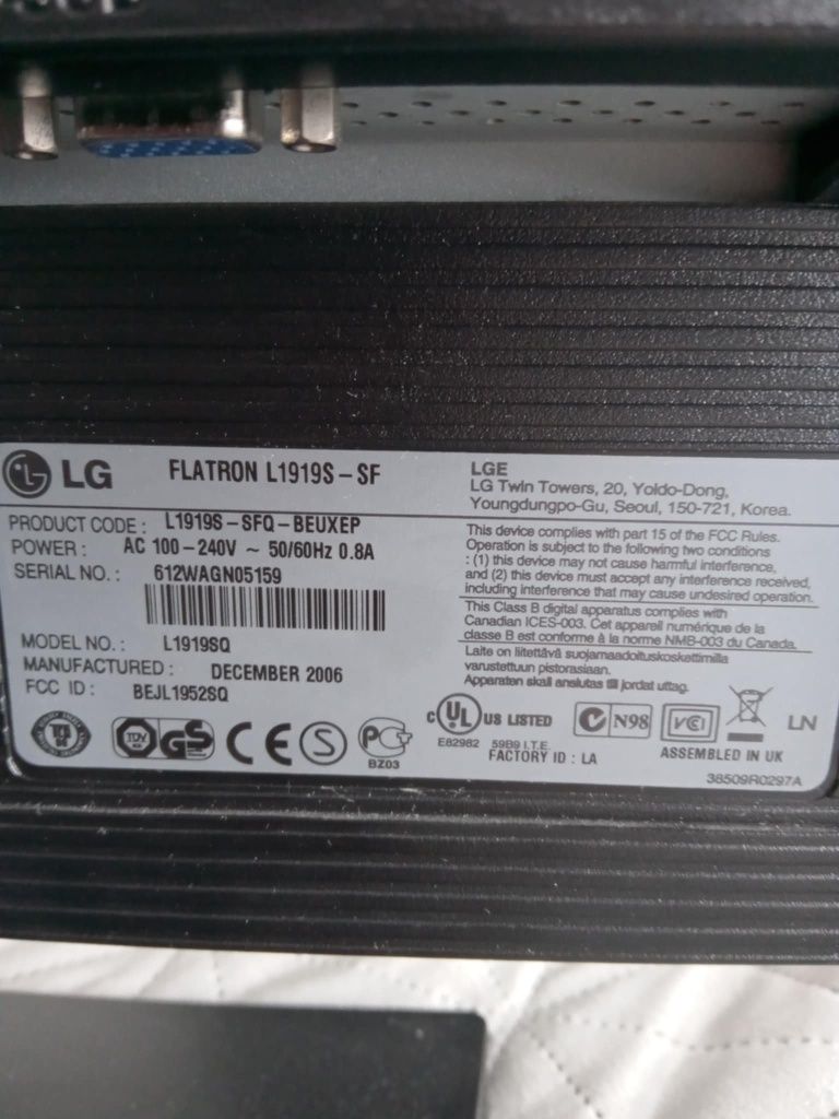 Komputer stacjonarny + Monitor + klawiatura + głośniki