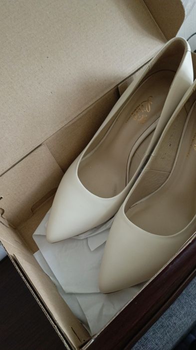 Розкішні молочні туфлі