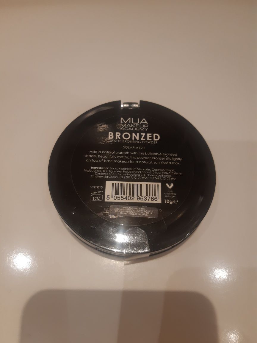 Matowy bronzer do twarzy MUA Bronzed Matte Bronzing Powder