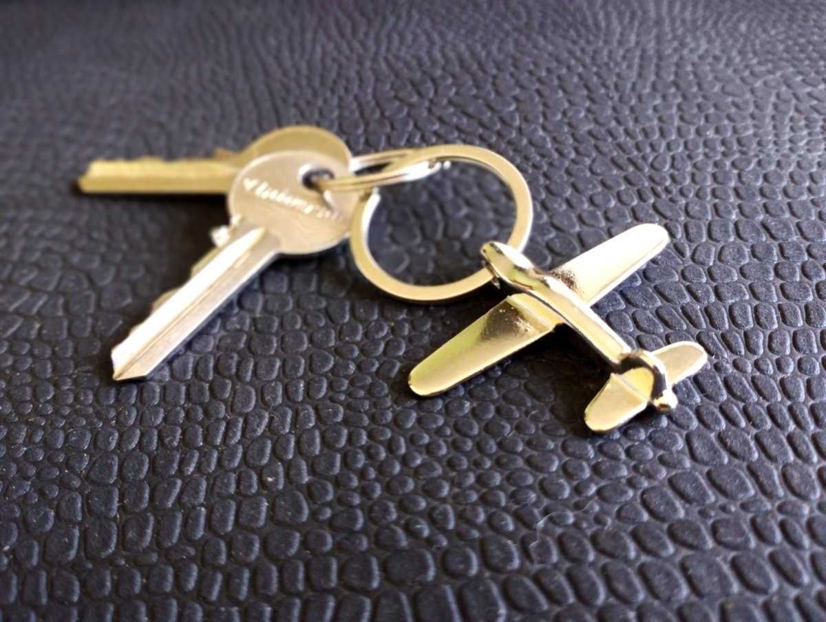 Стильний брелок-літак для ключів чи рюкзака на подарунок