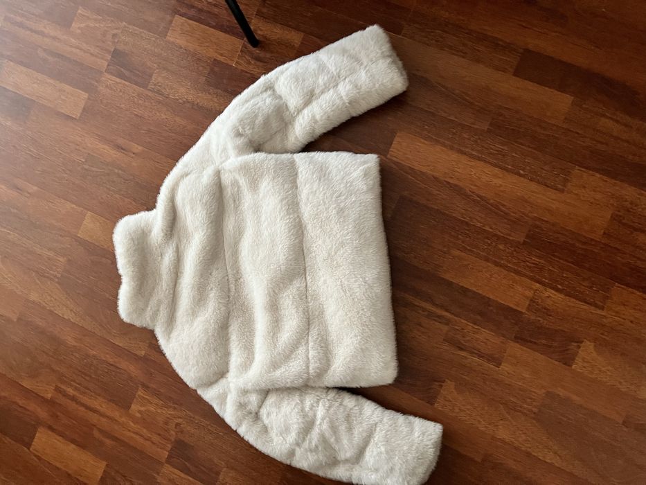 Біла шуба bershka