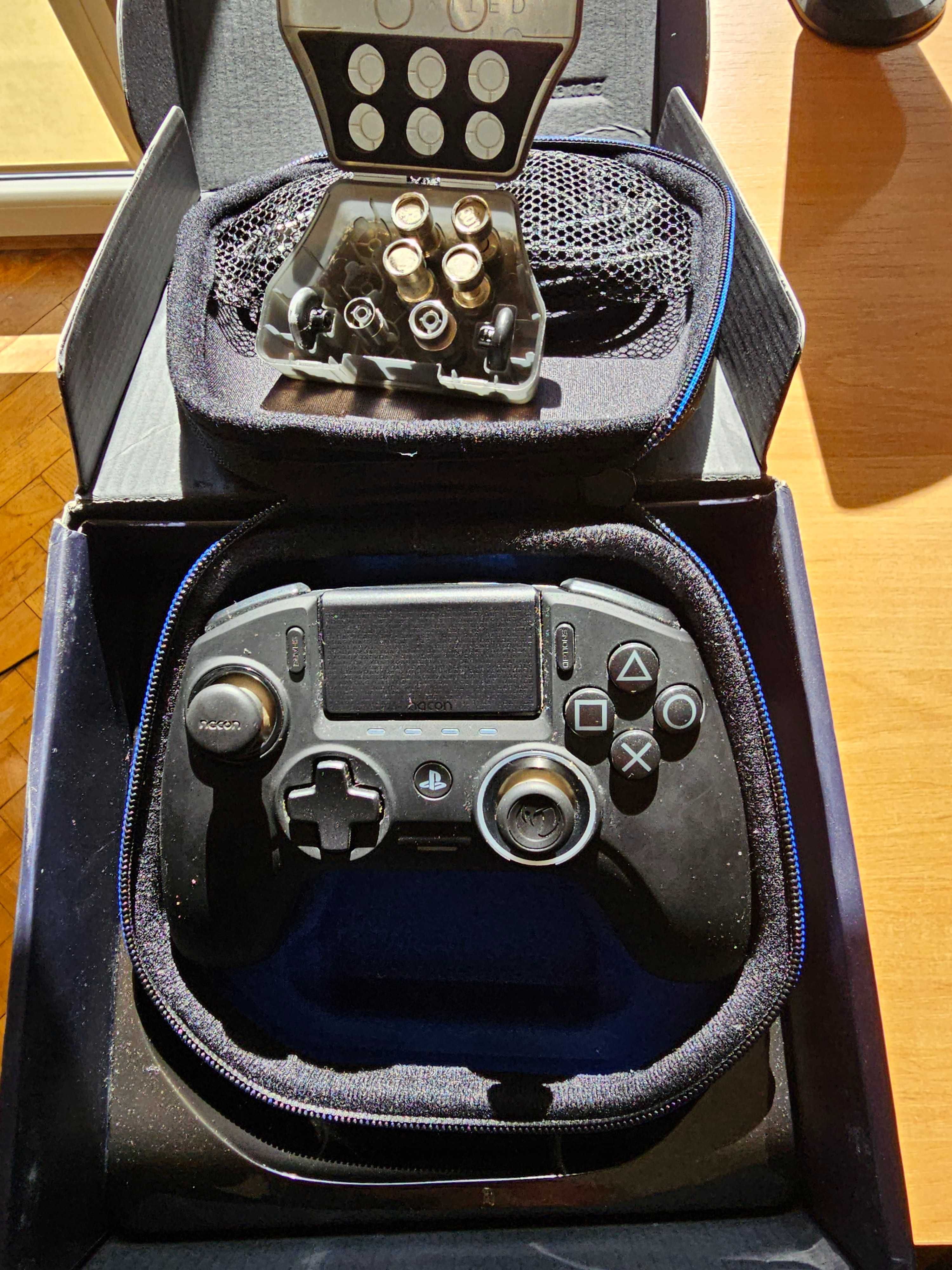Nacon Revolution Unlimited Pro - Controller do PS4 lub PC.