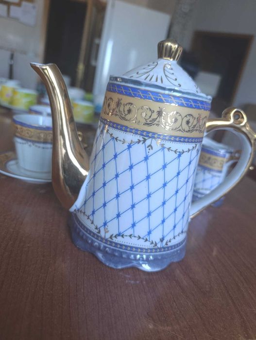 Conjunto de chá/café em porcelana com detalhes dourados