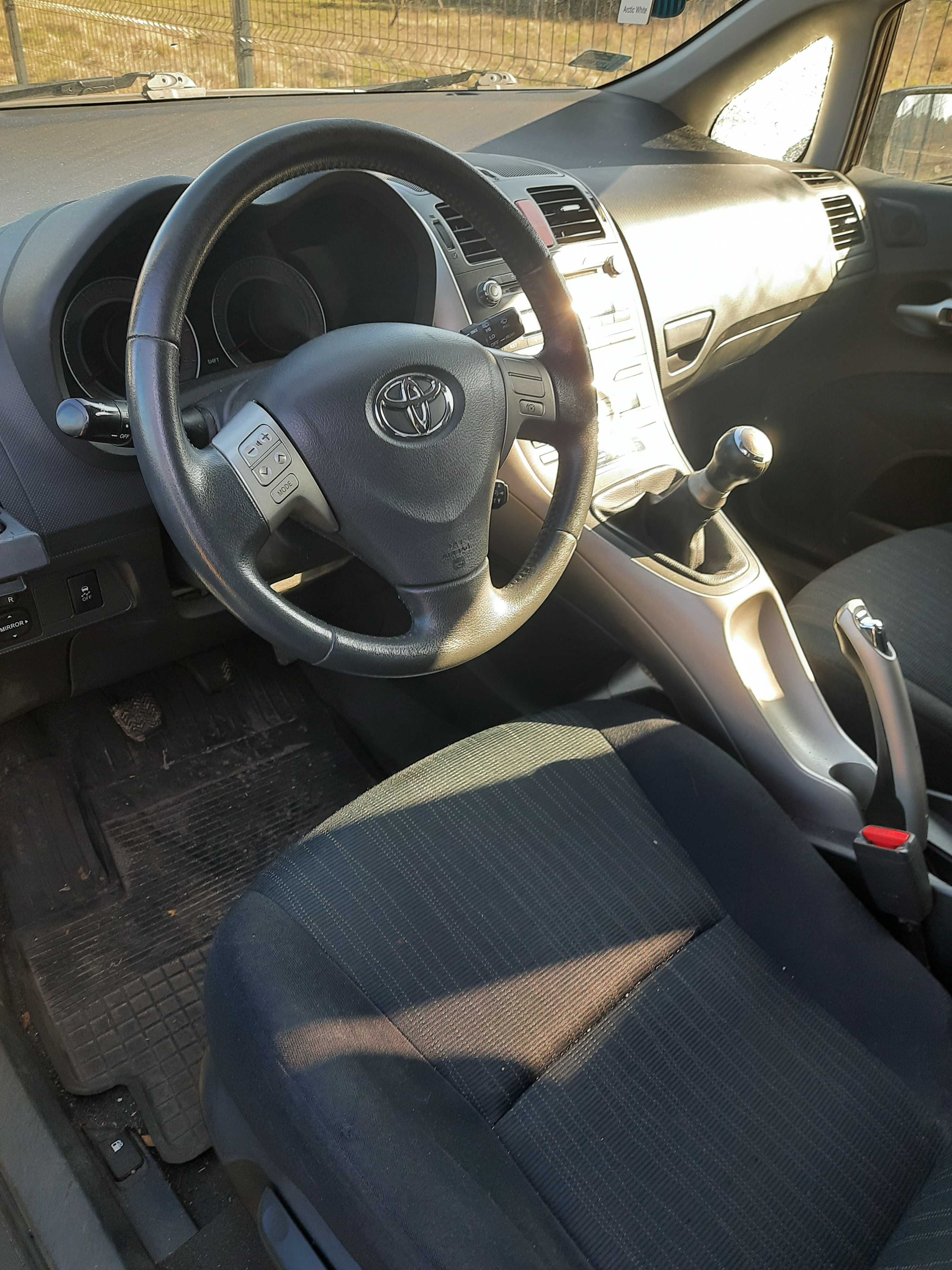 Toyota auris mały  przebieg