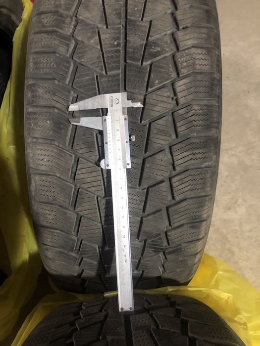 Зимові шини 235/45r18