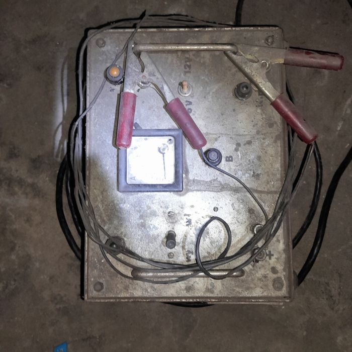 Prostownik akumulatorowy 12 V Rozważę każdą propozycję cenową.