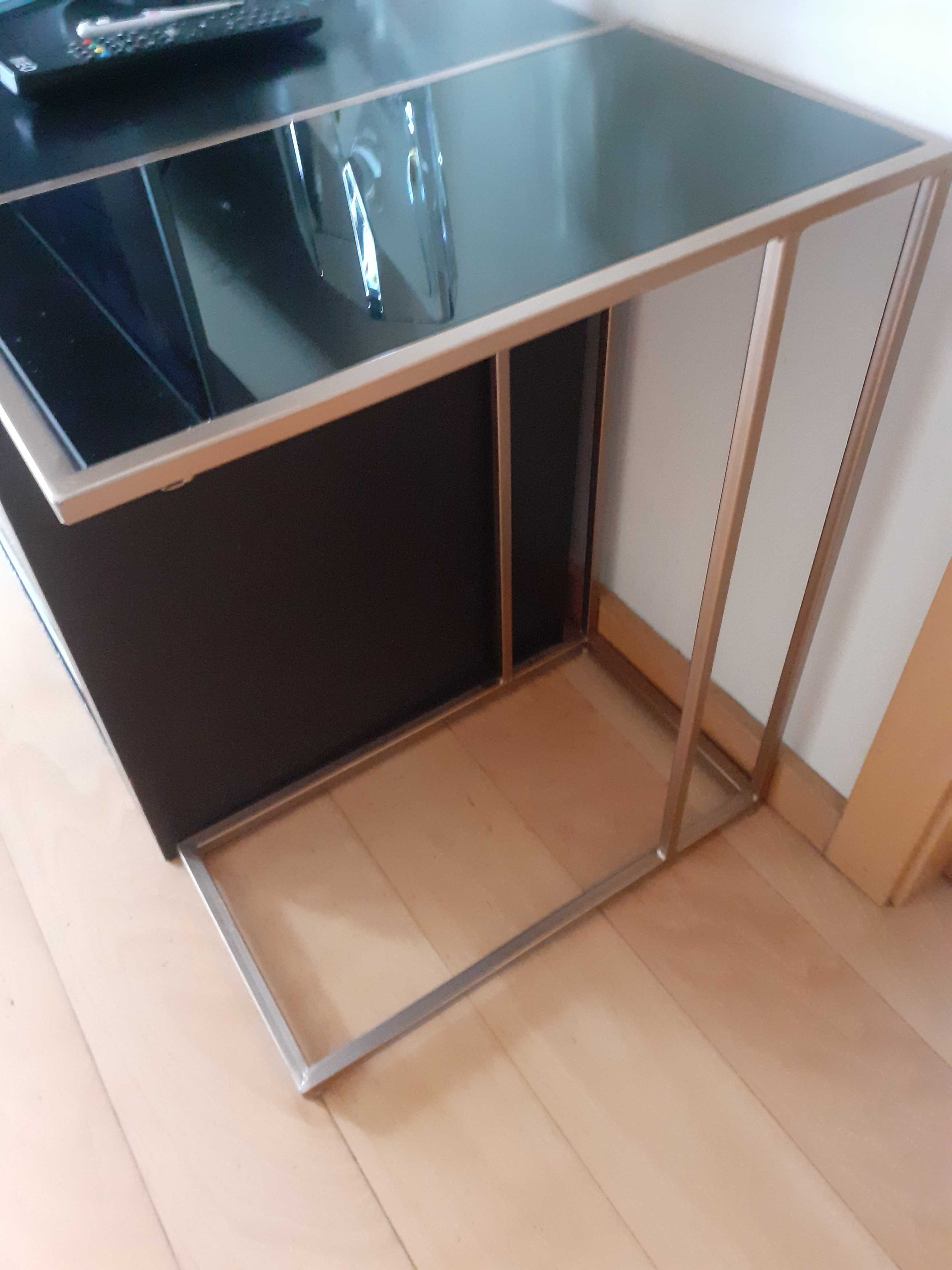 Mesa em vidro e metal