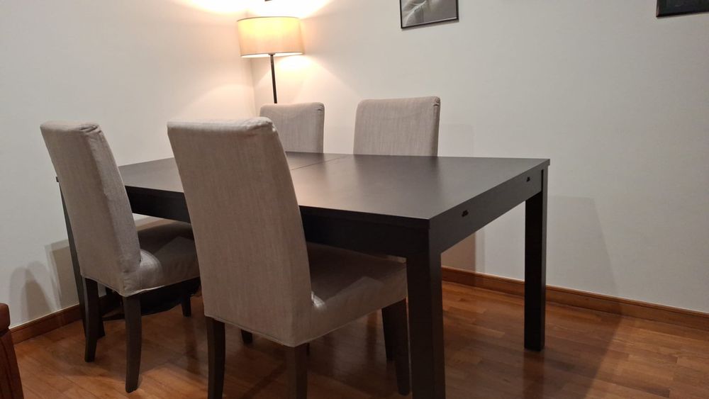 Mesa Bjursta + 4 cadeiras Henriksdal