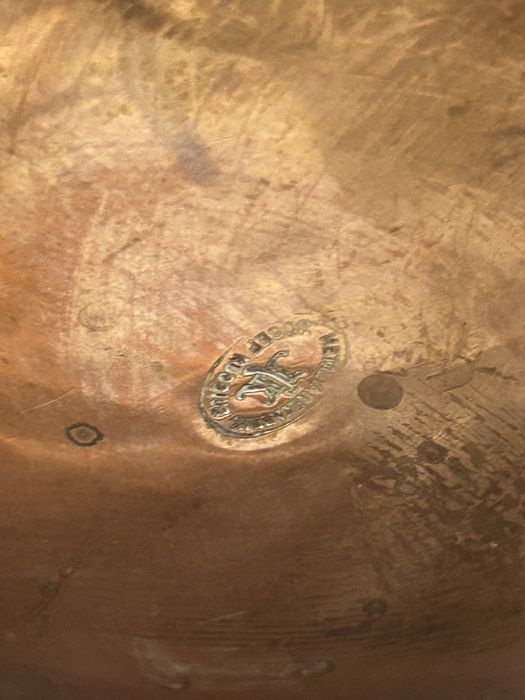 Kwietnik miedziany – ręcznie kuty – na trzech nogach