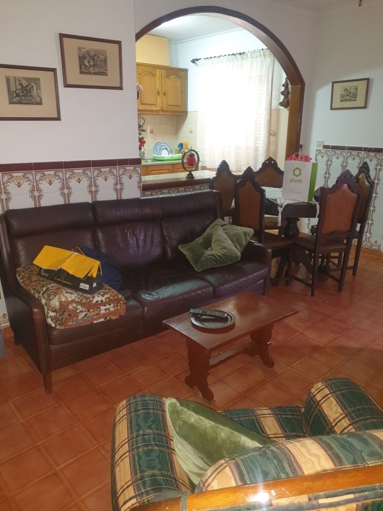 Vende se moradia com garagem