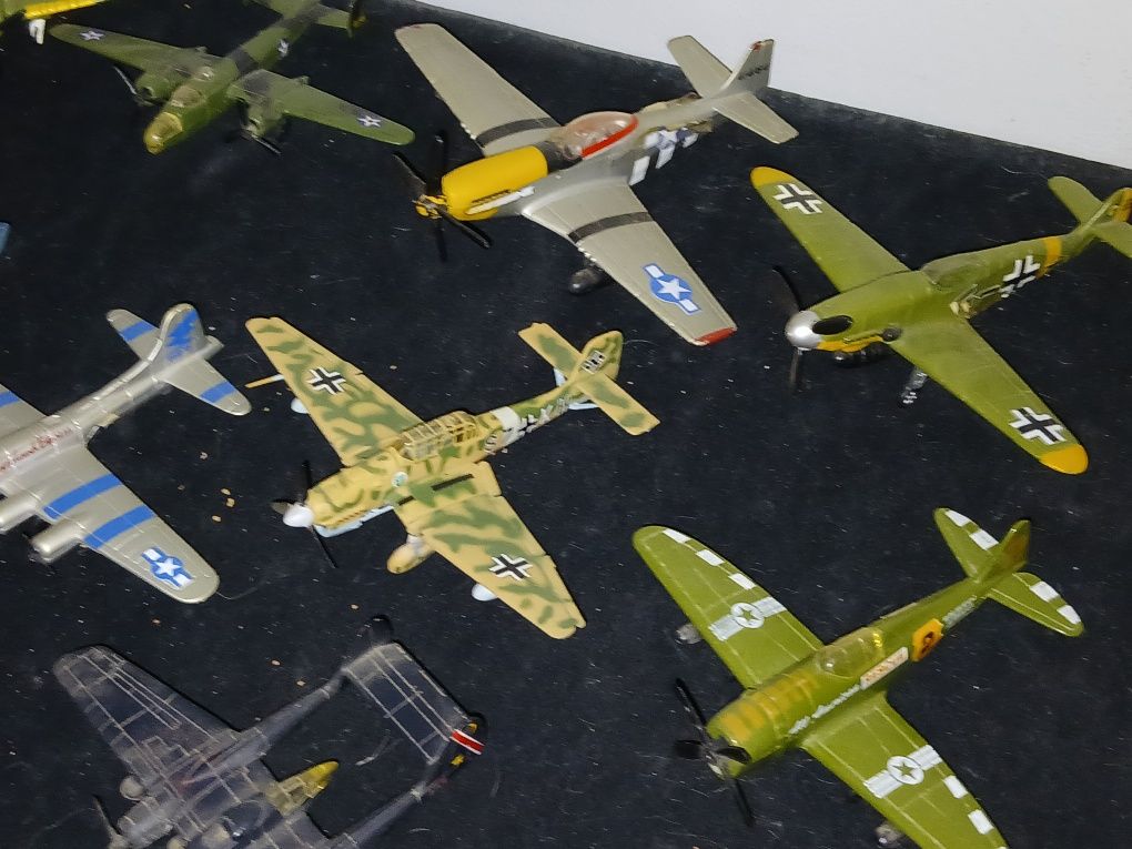 Coleção 12 aviões de guerra  60 €