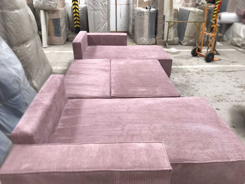 Piekny naroznik U z funkcja spania z wystawy